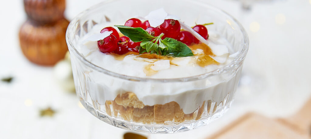 Kokos panna cotta met gezouten karamelstroop
