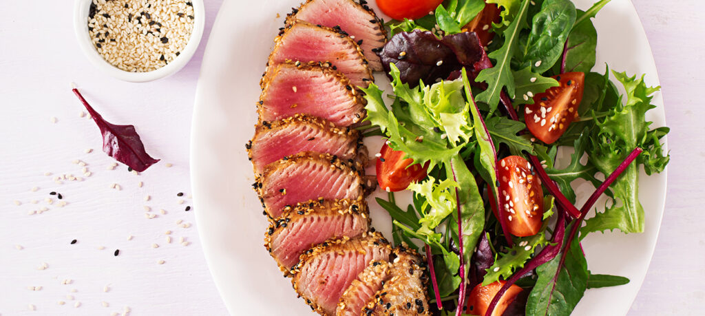 Japanse gegrilde tonijn met salade