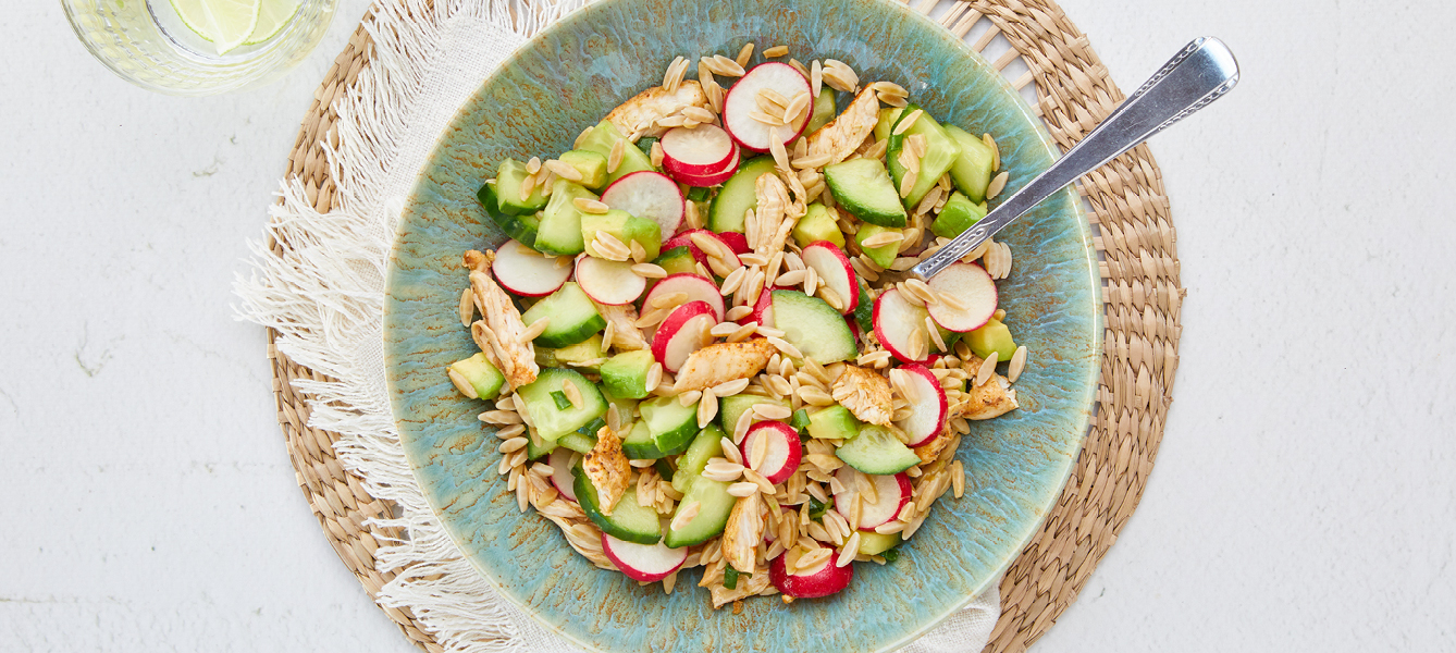 Rijstsalade met kip, radijs en avocado