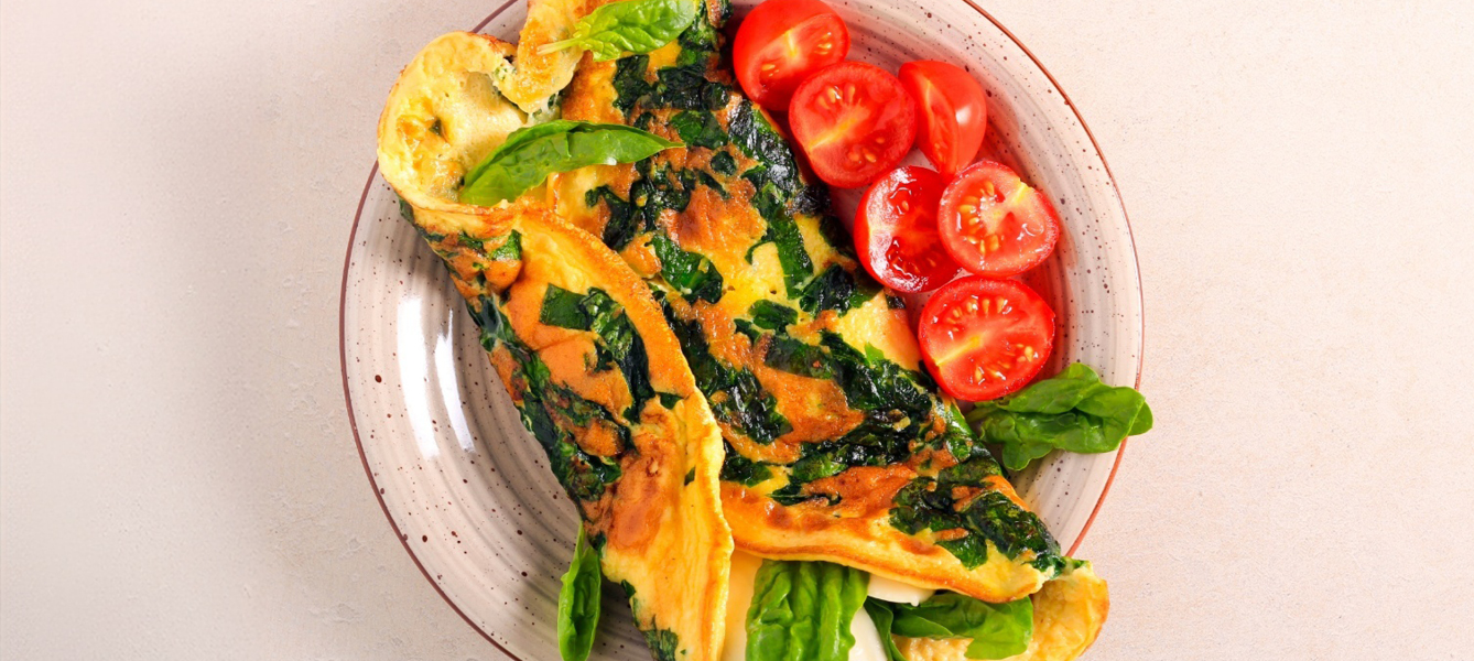 Spinazie geitenkaas omelet met tomaatjes, koolhydraatarm recept