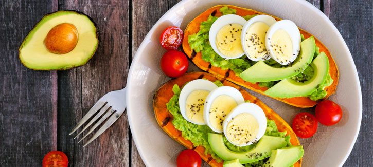 Gegrilde zoete aardappel met ei avocado en cherrytomaatjes, koolhydraatarm recept