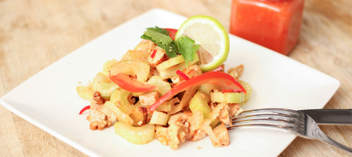 Selderijsalade met kipfilet en homemade chilisaus