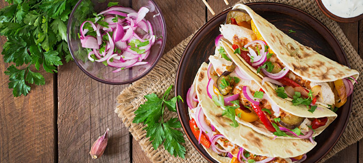 Wrap met gebakken kip, paprika en aubergine