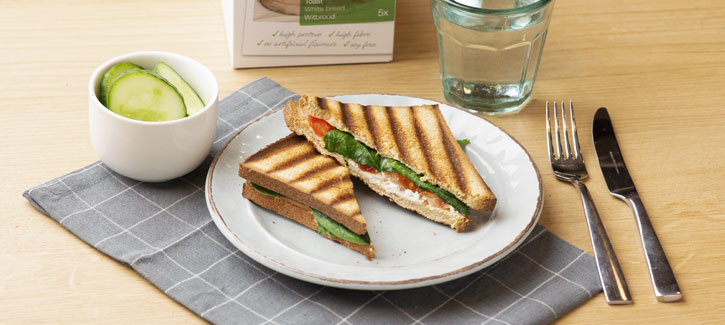 Tosti met cottage cheese verse spinazie en tomaat, koolhydraatarm recept