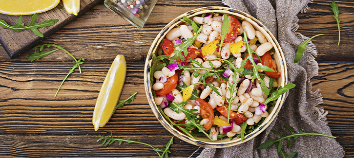 Salade van cannellinibonen, tomaat, gele paprika en rode ui