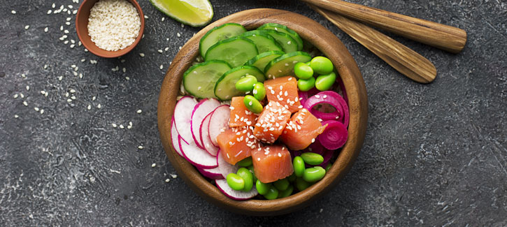 Poké bowl met verse zalm, komkommer en radijs