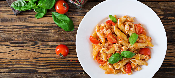 Penne met kruidige kip en tomaatjes