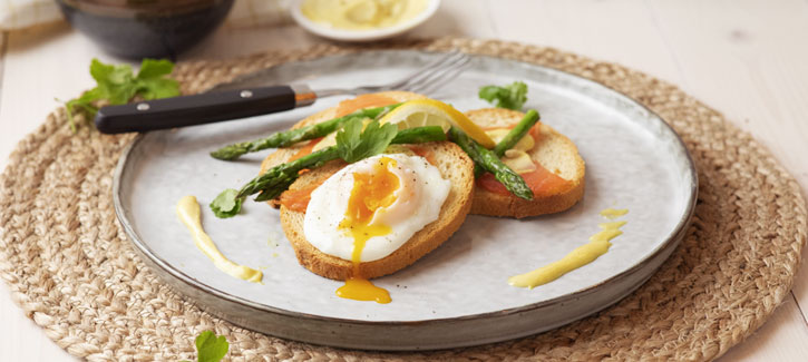 Egg Benedict met zalm, asperges en hollandaisesaus