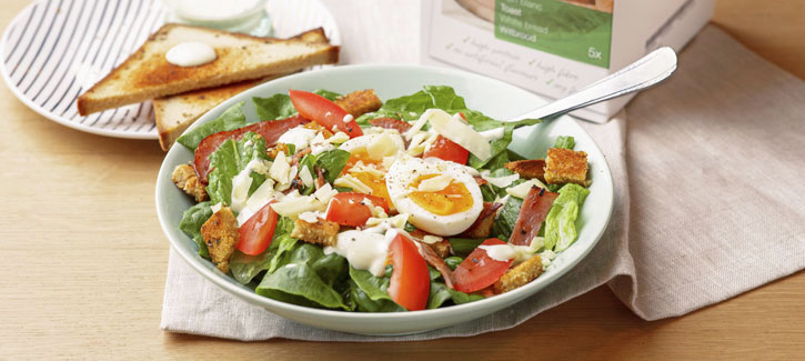 Caesarsalade met ei, ham en eigengemaakte croutons