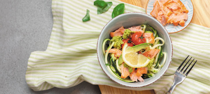 Courgetti met zalm en avocadopesto