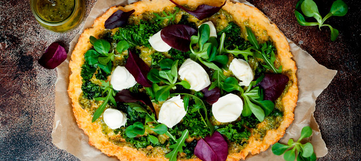 Bloemkoolpizza met pesto en mozzarella