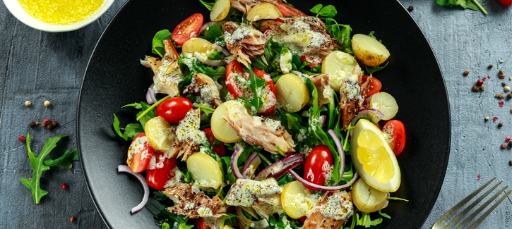 Gerookte makreelsalade met rucola, tomaat en nieuwe aardappeltjes