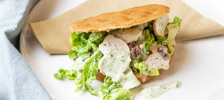 Mediterraan broodje caesarsalade
