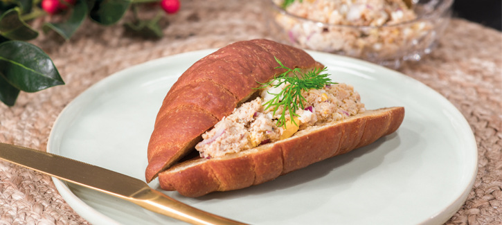 Croissant met zalmsalade