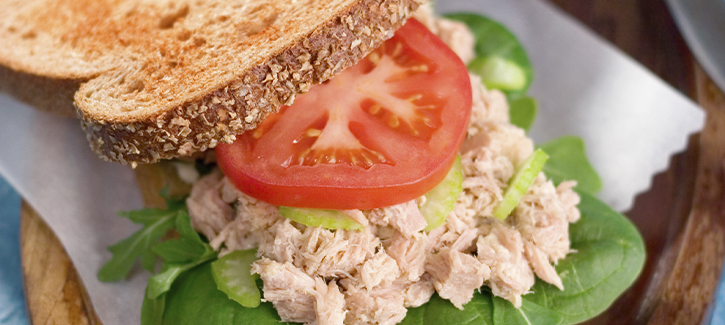 Geroosterde volkoren boterham met tonijn bleekselderijsalade en limoenmayonaise, koolhydraatarm recept