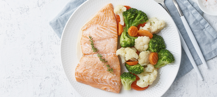 Gestoomde zalm met broccoli, bloemkool en wortel
