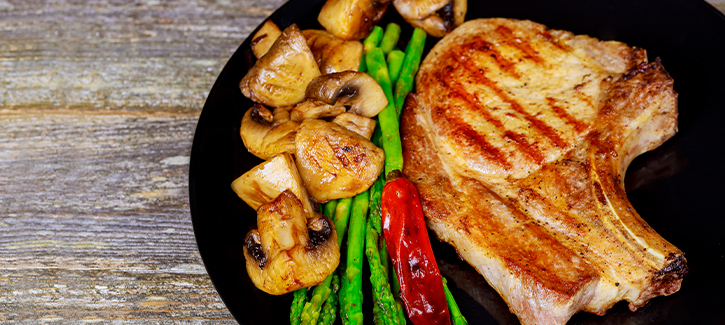 Varkensfilet met champignons en groene asperges